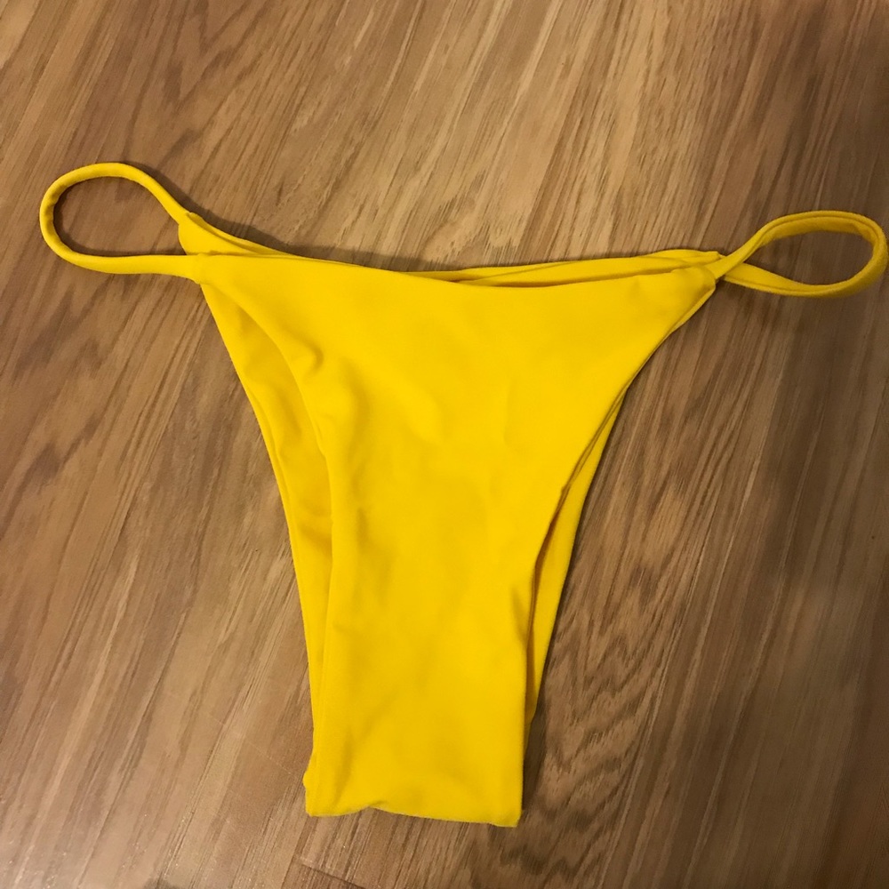 Yellow bikini - Picture 2 of 3